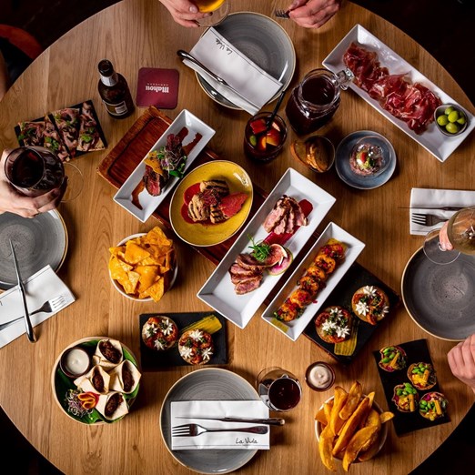 Eten en drinken op een tafel vanaf boven gefotografeerd
