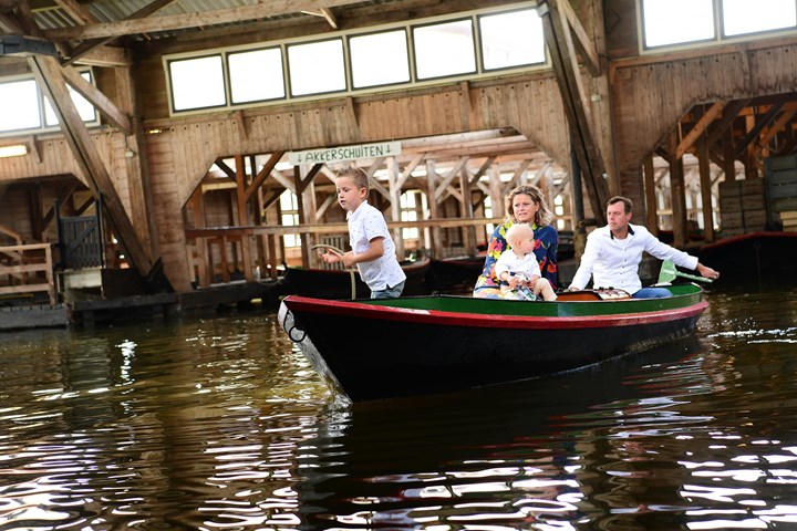 Een gezin op een boot in de Broekerveiling